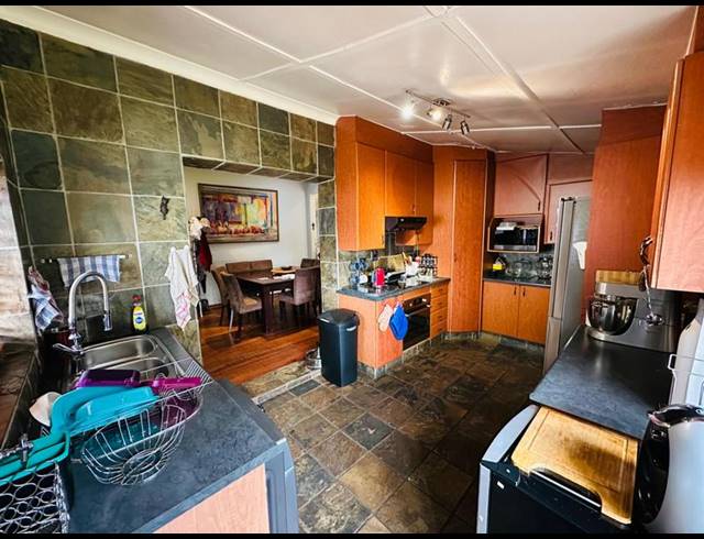 3 BEDROOM HOUSE FOR SALE IN WYCHWOOD